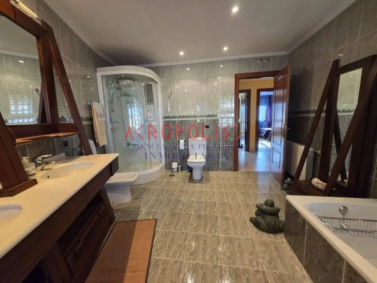 Bathroom of Houses for sale in Onzonilla  with Heating, Terrace and Storage room
