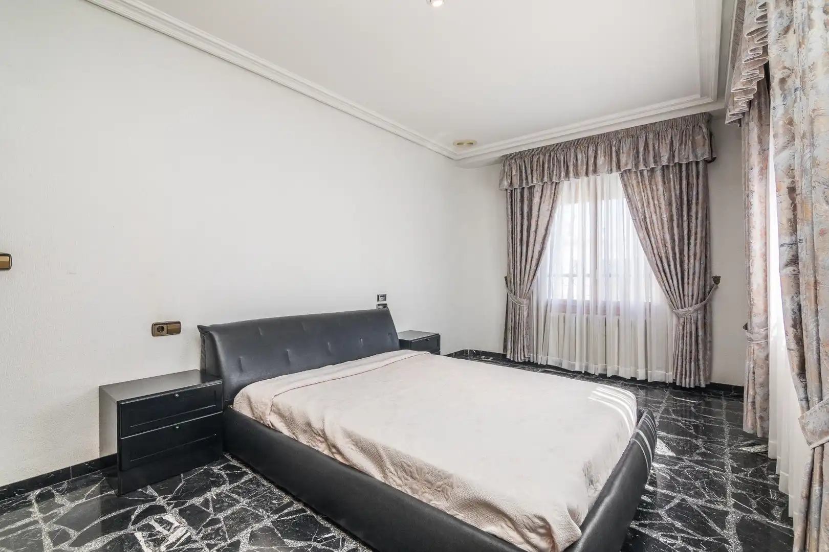 Dormitori de Casa o xalet en venda en Elche / Elx amb Jardí privat, Terrassa i Piscina