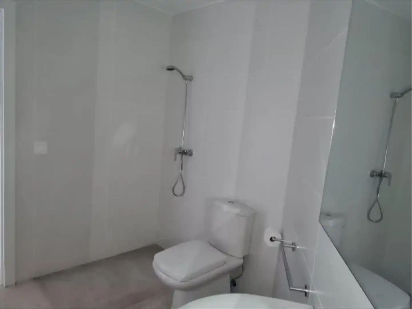 Badezimmer von Fabrikhallen zur Miete in Bocairent