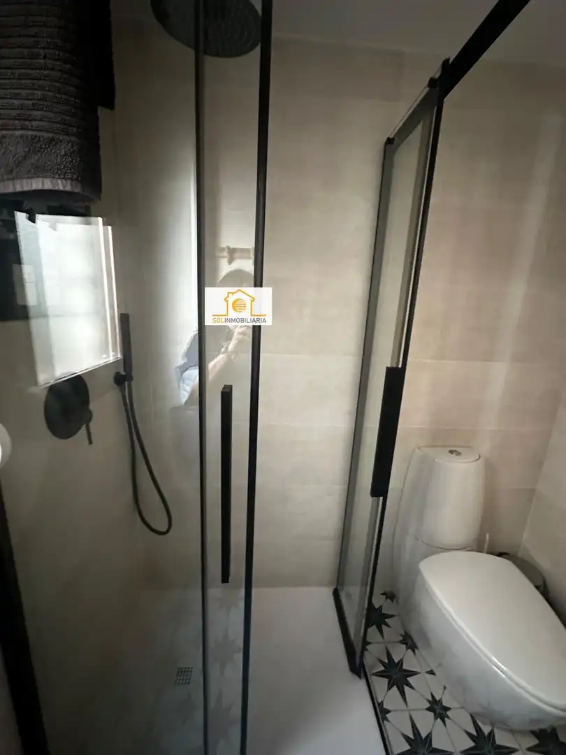 Bany de Pis en venda en León Capital  amb Calefacció, Parquet i TV