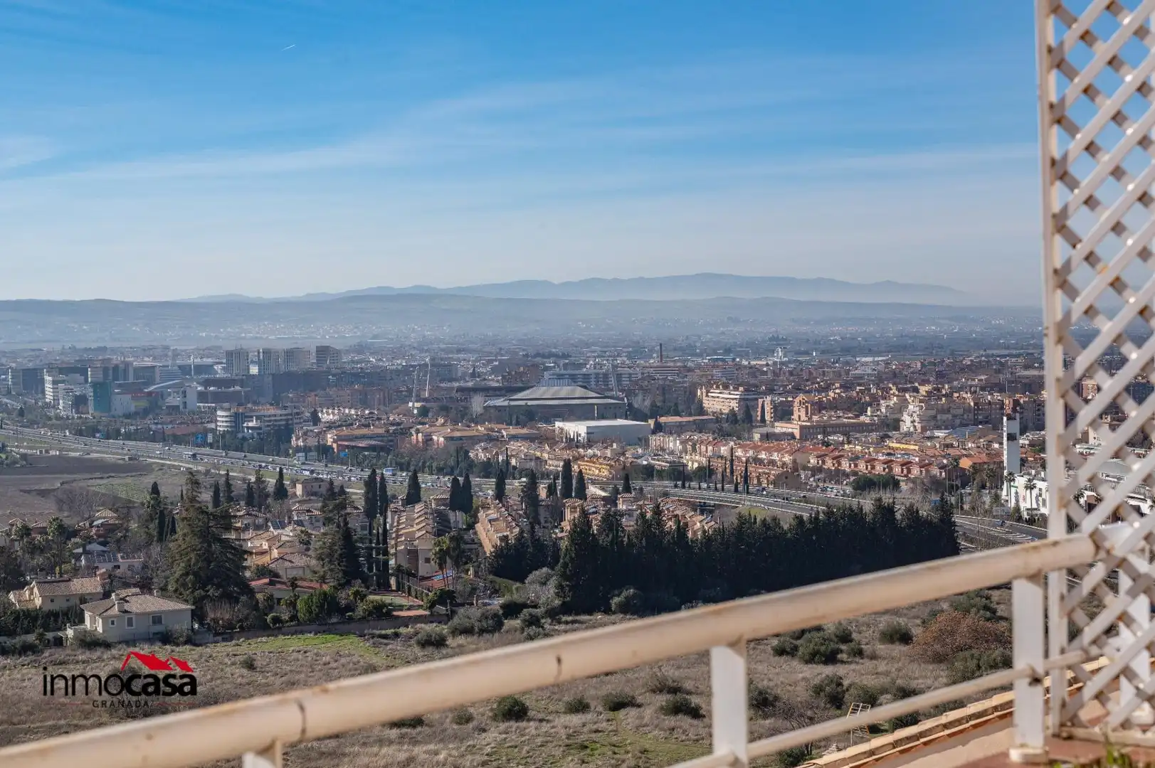 Vista exterior de Casa adosada en venda en Granada amb Terrassa
