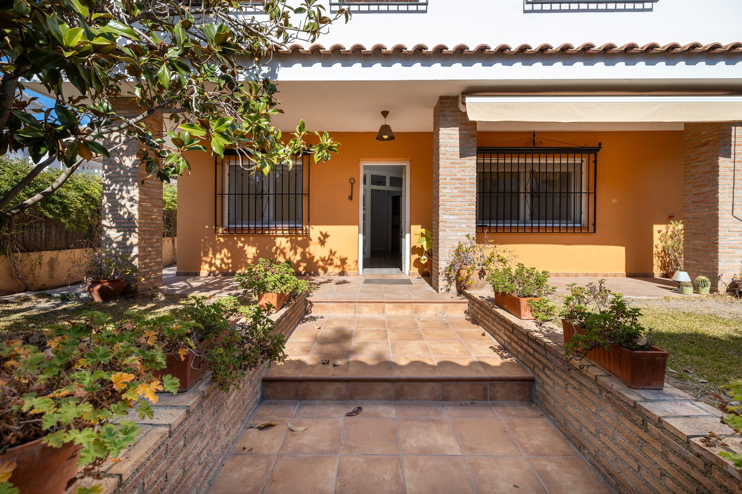 Vista exterior de Casa o xalet en venda en Pinos Genil amb Calefacció, Jardí privat i Terrassa