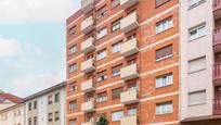 Vista exterior de Pis en venda en Oviedo  amb Terrassa i Balcó