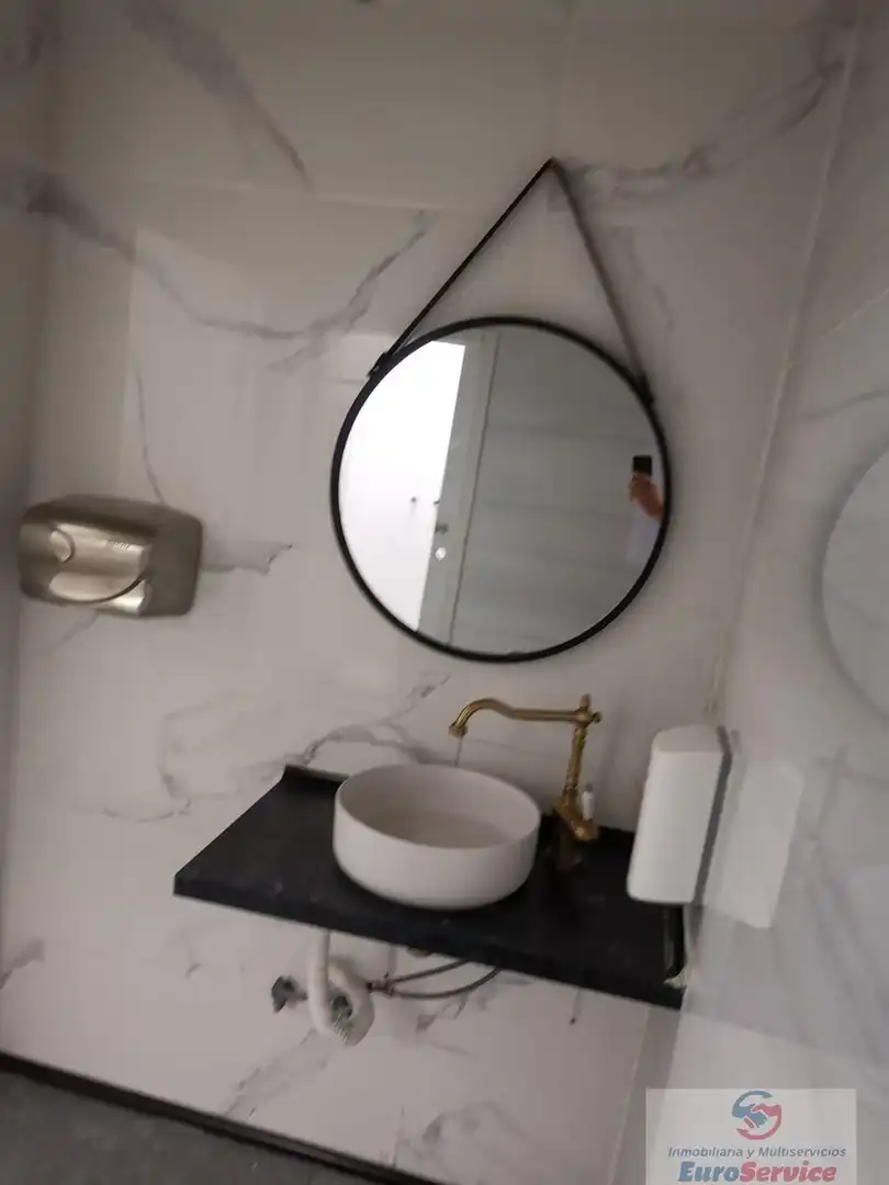 Baño de Local en venta en Valencia con Aire acondicionado y Amueblado