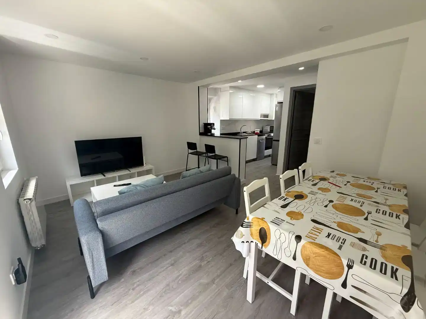 Wohnzimmer von Haus oder Chalet zur Miete in Santander mit Privatgarten, Möbliert und Ofen