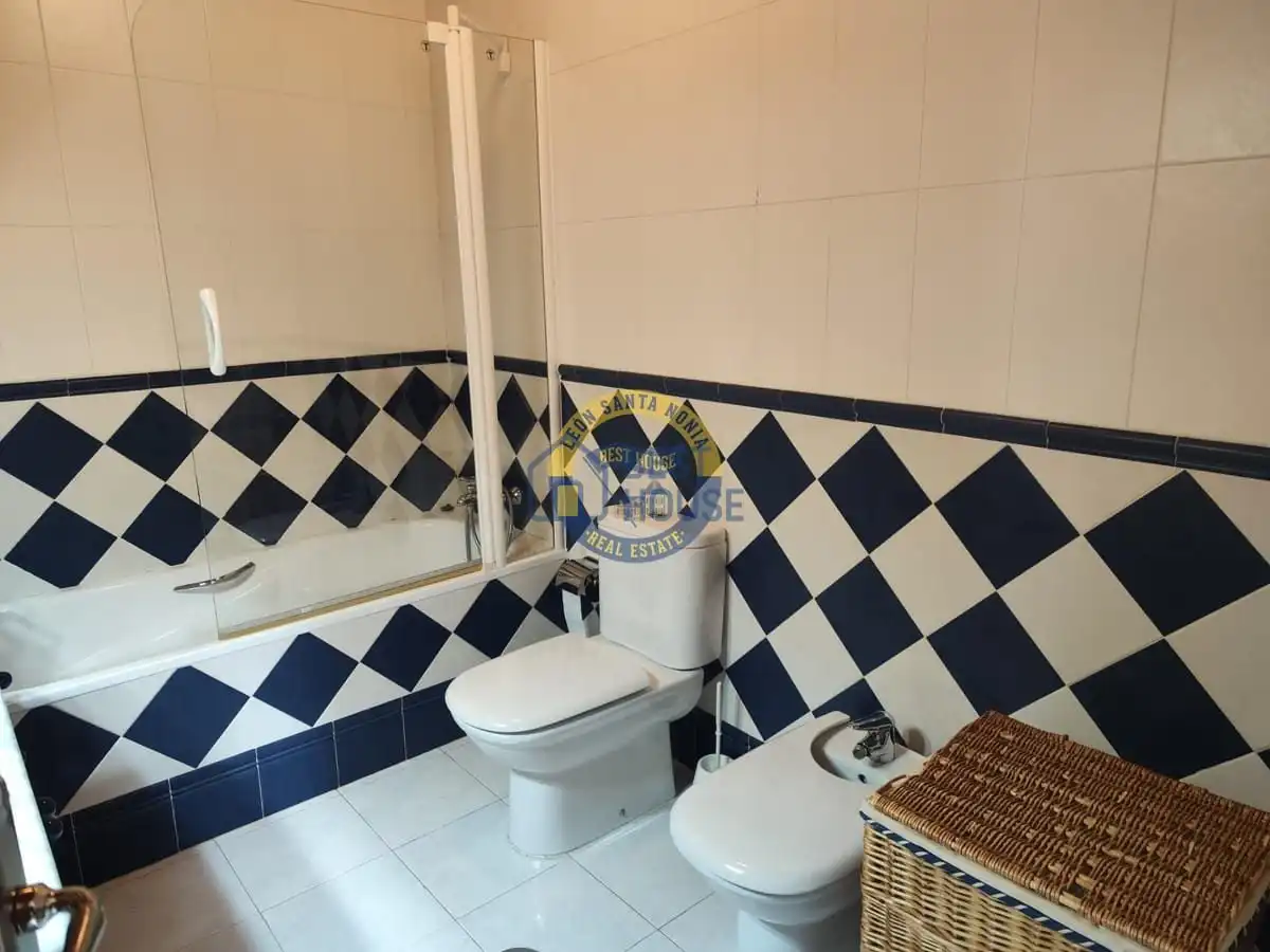 Baño de Casa o chalet en venta en Villaquilambre con Calefacción, Jardín privado y Parquet