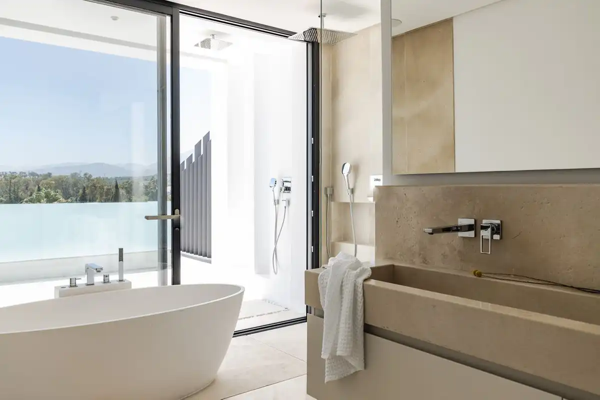 Baño de Casa o chalet en venta en Marbella con Aire acondicionado, Jardín privado y Terraza