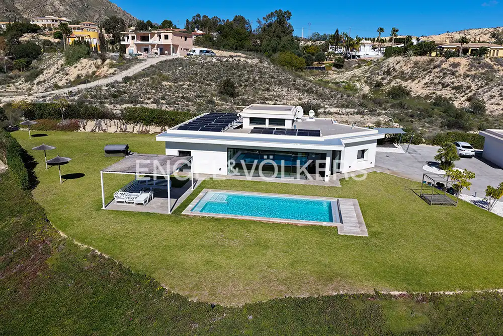 Vista exterior de Casa o xalet en venda en Alicante / Alacant amb Aire condicionat, Calefacció i Jardí privat