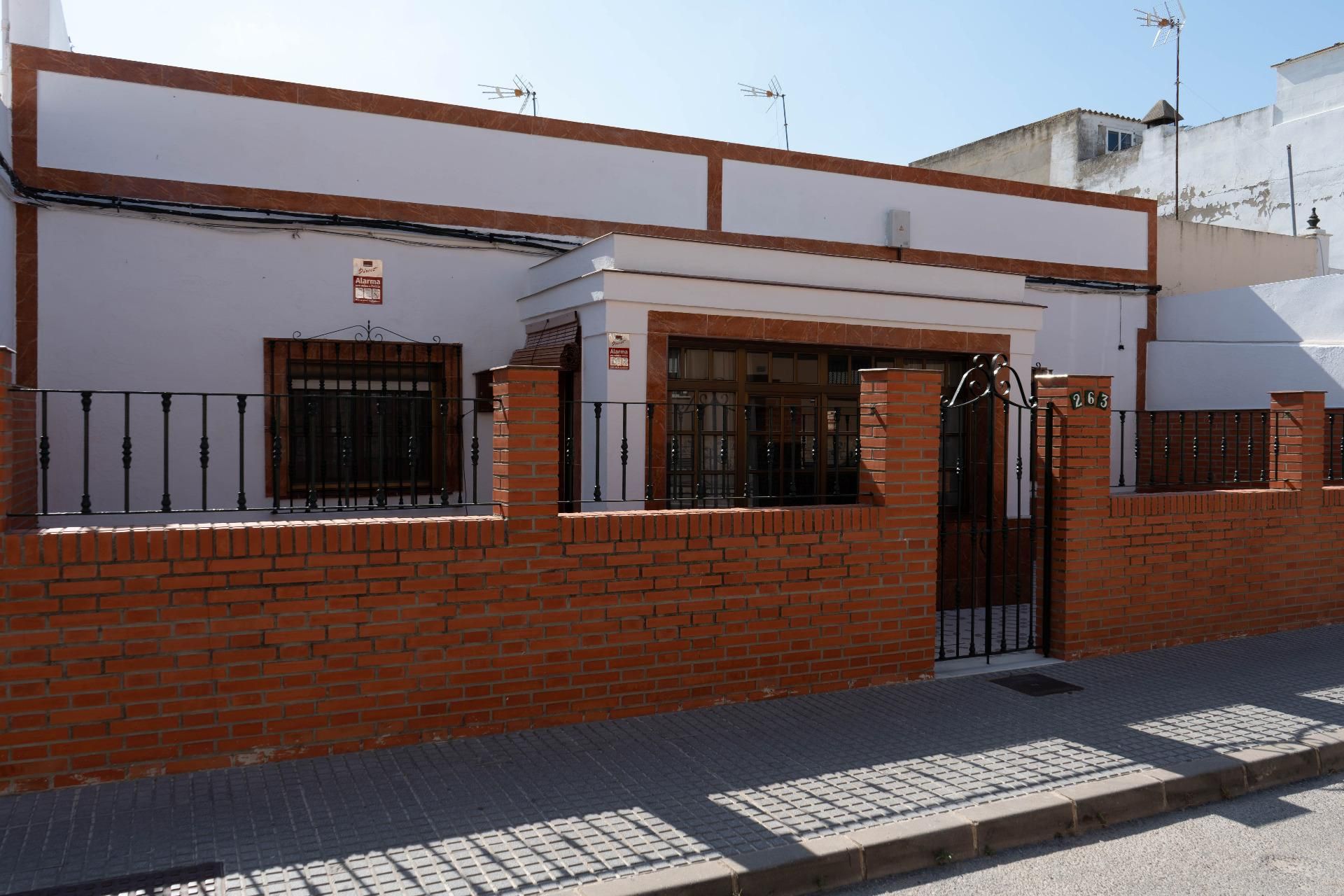 Vista exterior de Casa adosada en venda en San Fernando amb Terrassa i Alarma
