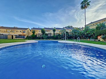 Adossat amb piscina en venda a Selwo
