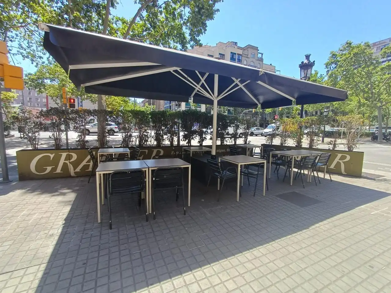 Terrasse von Geschaftsraum zur ubertragung in Barcelona mit Möbliert