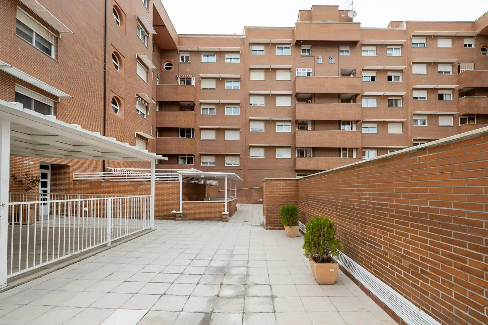 Vista exterior de Pis en venda en Granada amb Aire condicionat i Piscina comunitària