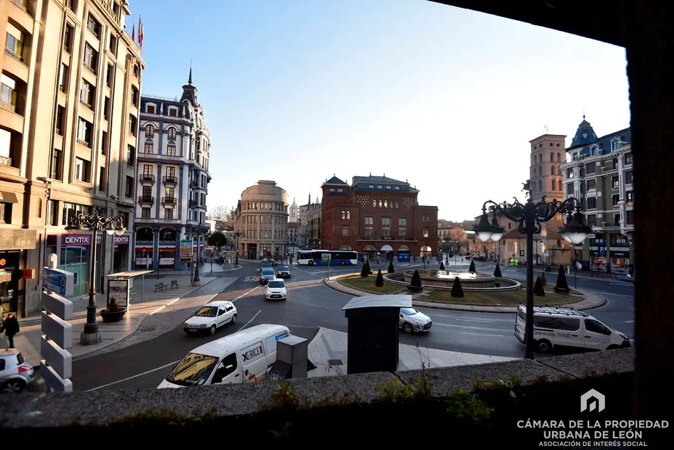 Vista exterior de Oficina de lloguer en León Capital 