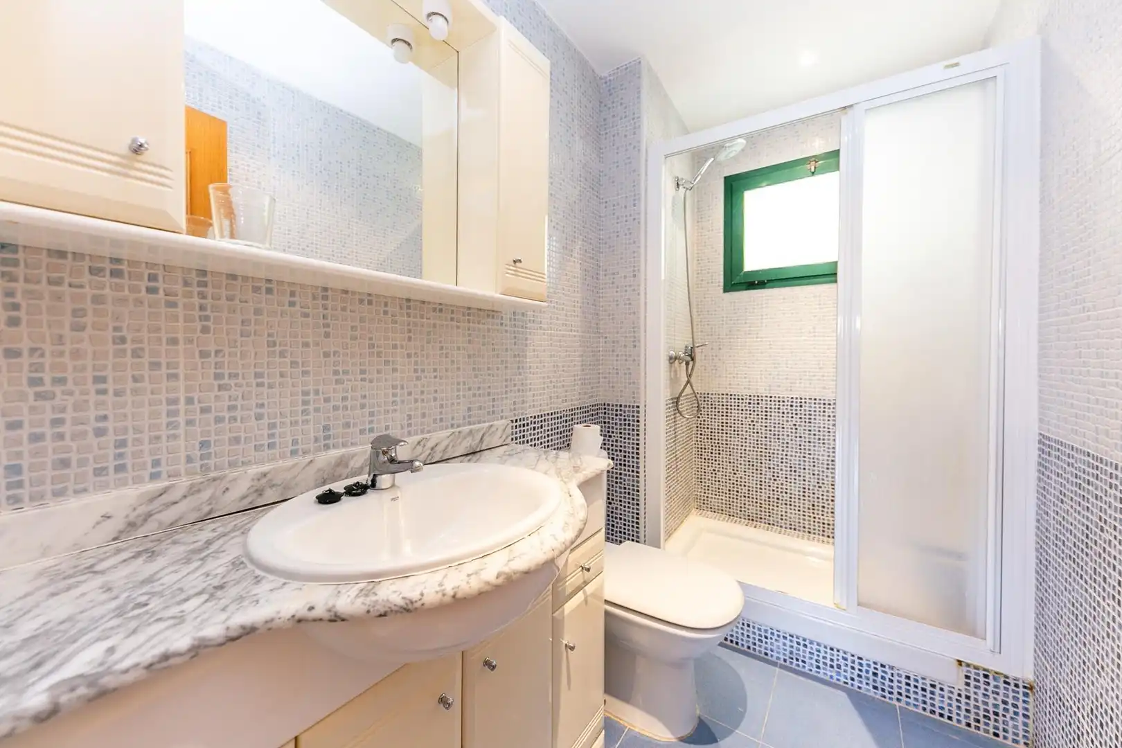 Baño de Planta baja en venta en Fuengirola con Aire acondicionado, Calefacción y Jardín privado