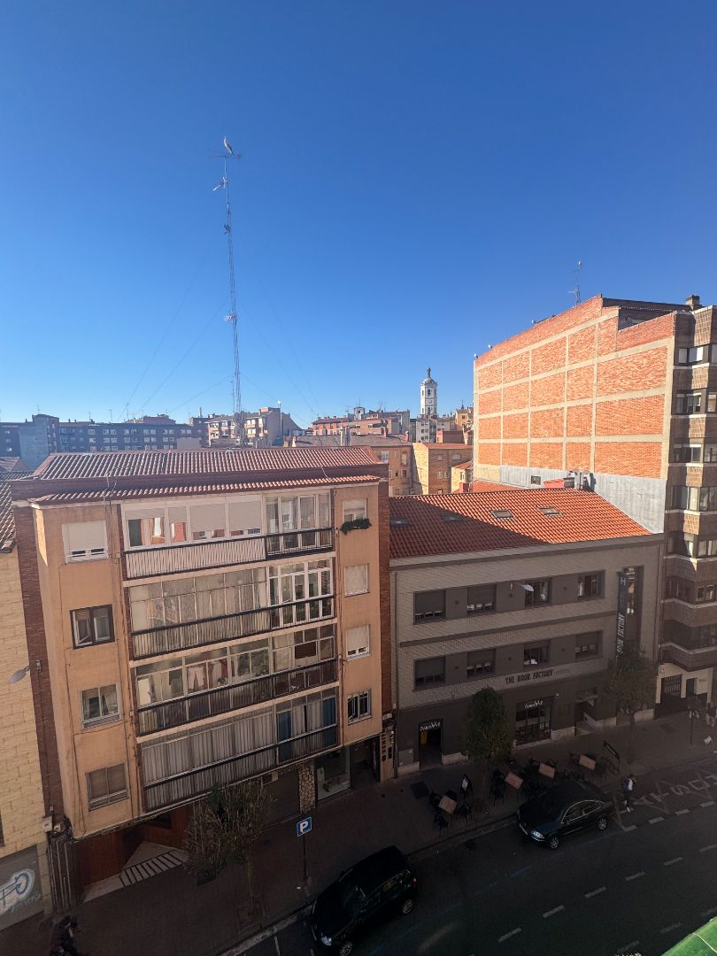 Vista exterior de Pis en venda en Valladolid Capital amb Calefacció, Moblat i Forn