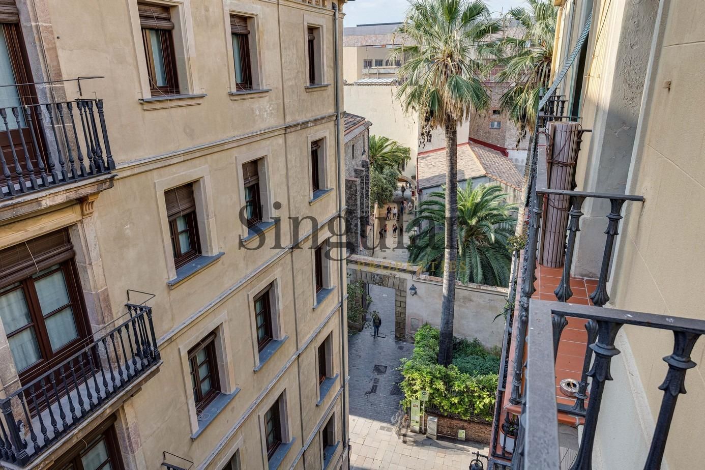 Vista exterior de Pis en venda en  Barcelona Capital amb Aire condicionat, Parquet i Balcó