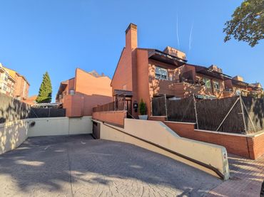 Detached house with balcony for sale in Ensanche