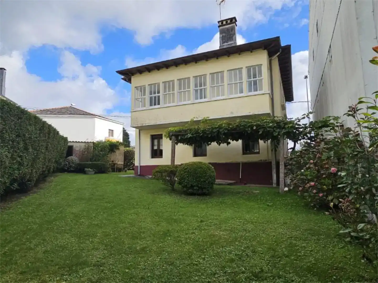 Vista exterior de Casa o xalet en venda en Viveiro amb Jardí privat, Parquet i Moblat
