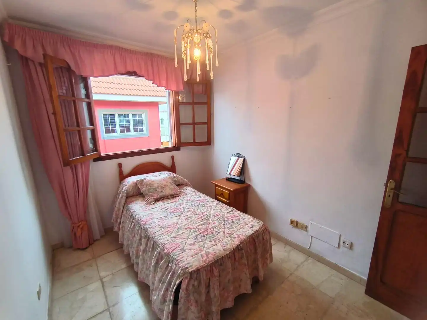 Dormitori de Casa o xalet en venda en Telde amb Aire condicionat, Terrassa i Balcó