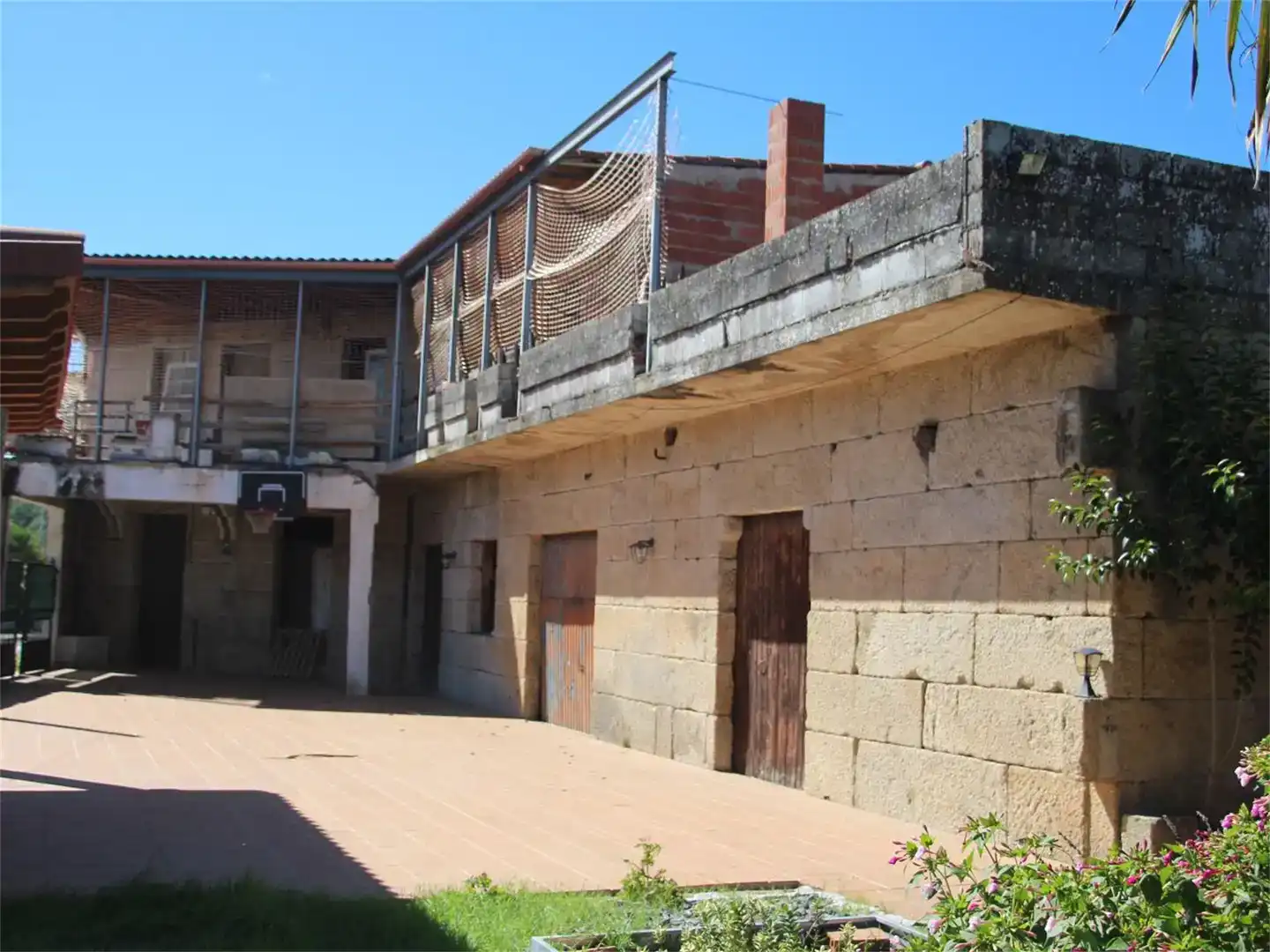 Vista exterior de Finca rústica en venda en Monterrei amb Jardí privat, Piscina i Balcó