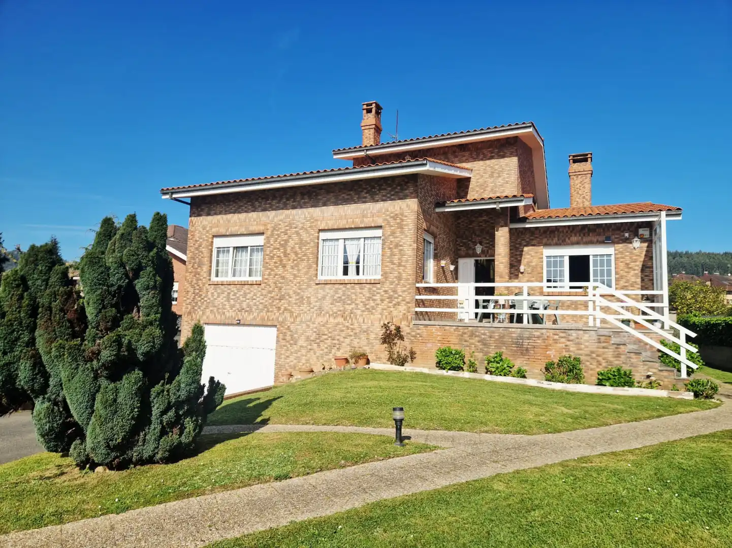 Vista exterior de Casa o chalet en venta en Castrillón con Calefacción, Terraza y Trastero