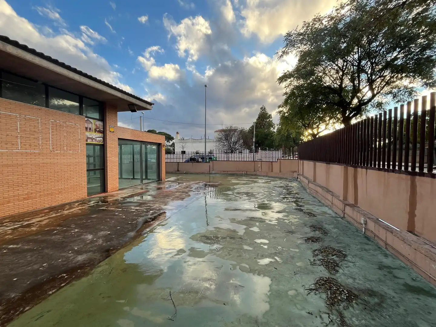 Schwimmbecken von Fabrikhallen zum Verkauf in San Vicente del Raspeig / Sant Vicent del Raspeig mit Alarm
