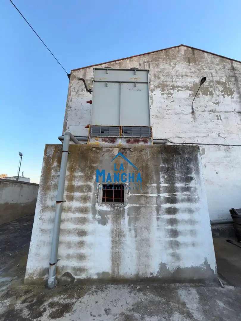 Außenansicht von Fabrikhallen zum Verkauf in Albacete