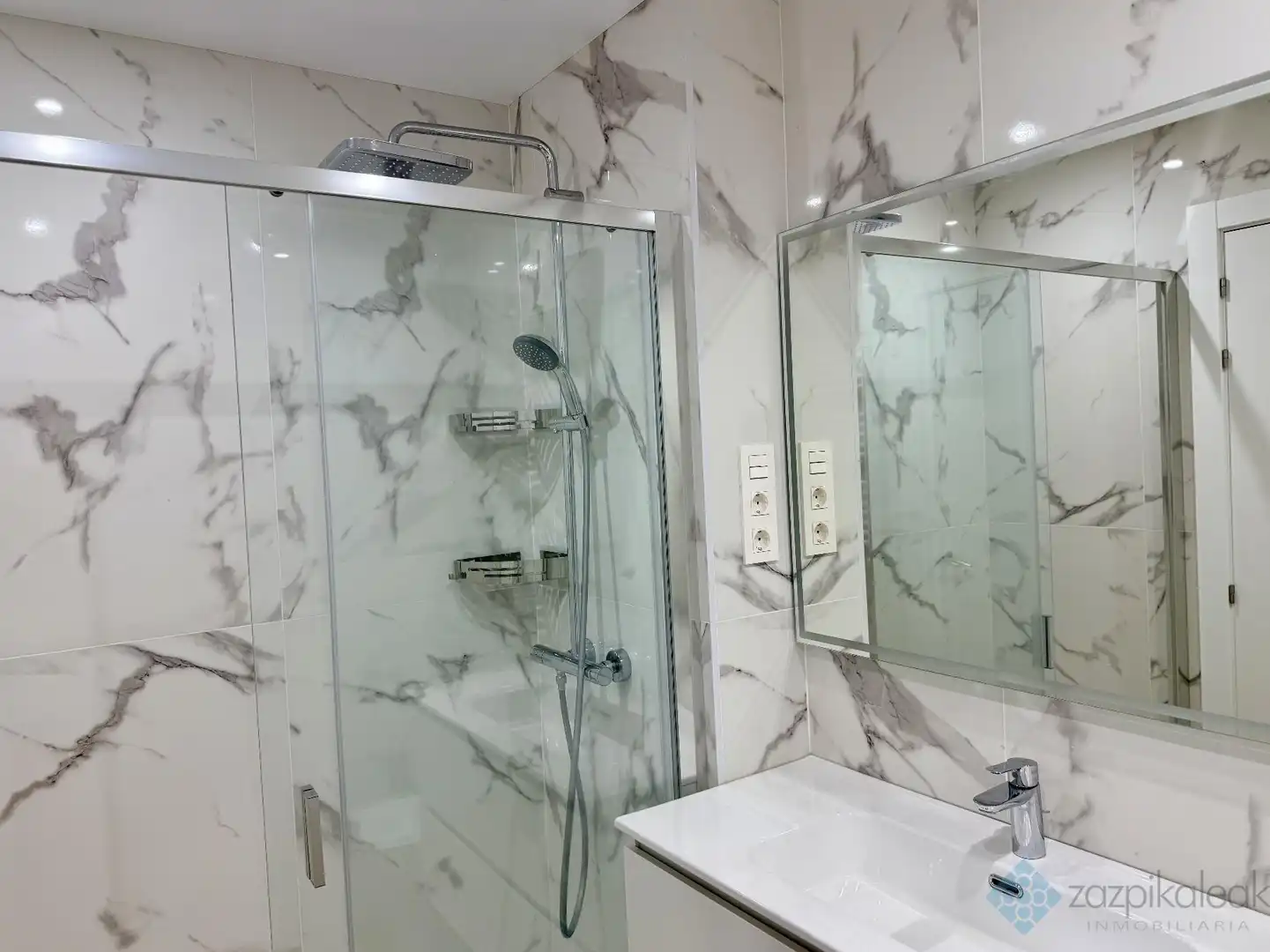 Bathroom of Flat for rent in Bilbao   with Heating and Furnished