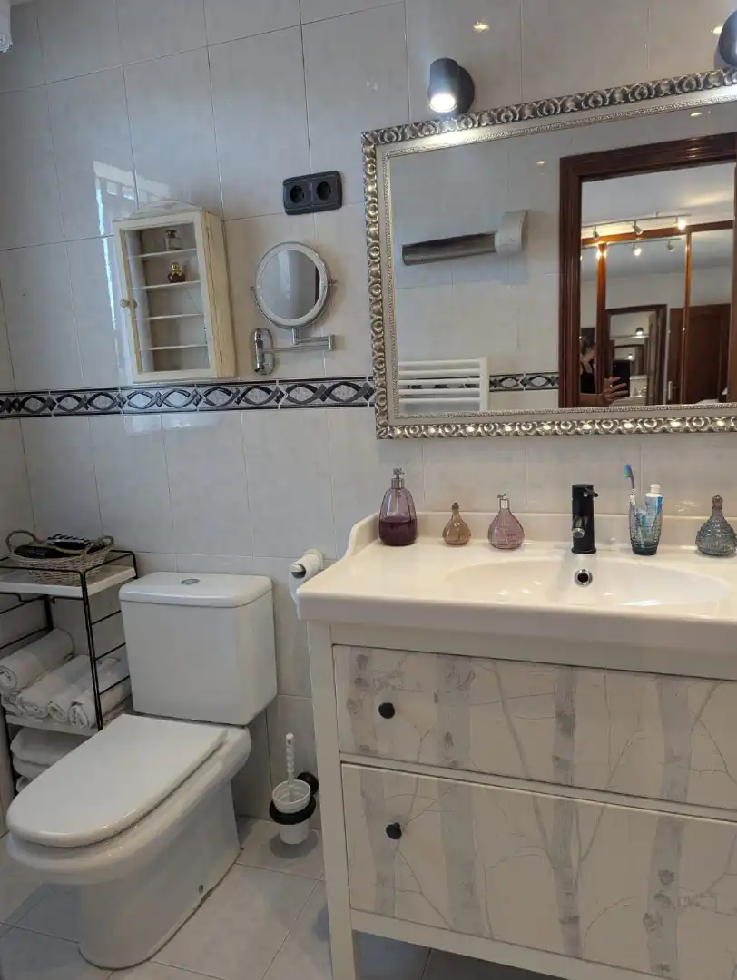 Badezimmer von Einfamilien-Reihenhaus zum Verkauf in Amorebieta-Etxano mit Privatgarten, Terrasse und Balkon