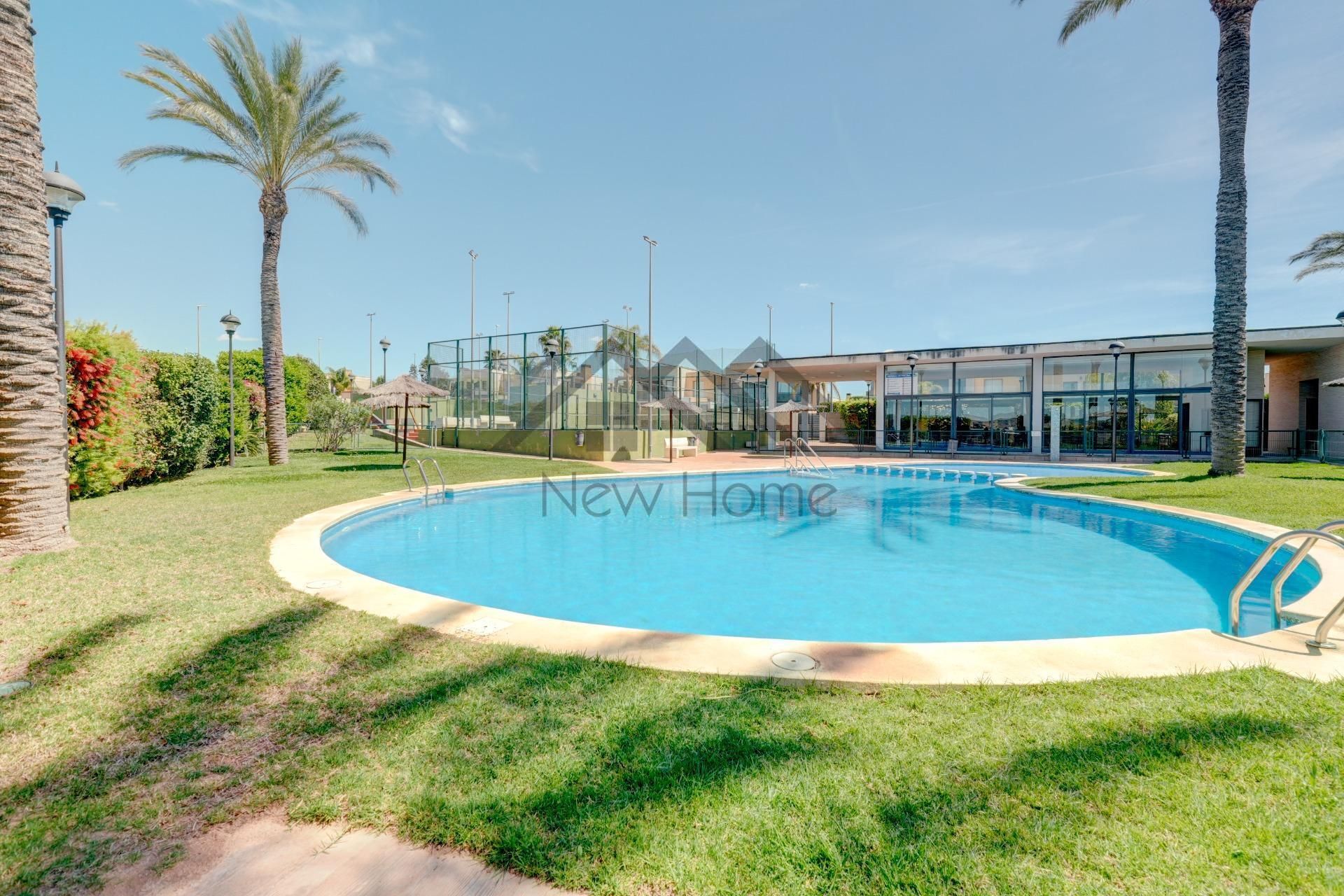Piscina de Casa adosada en venda en La Pobla de Vallbona amb Aire condicionat, Calefacció i Jardí privat