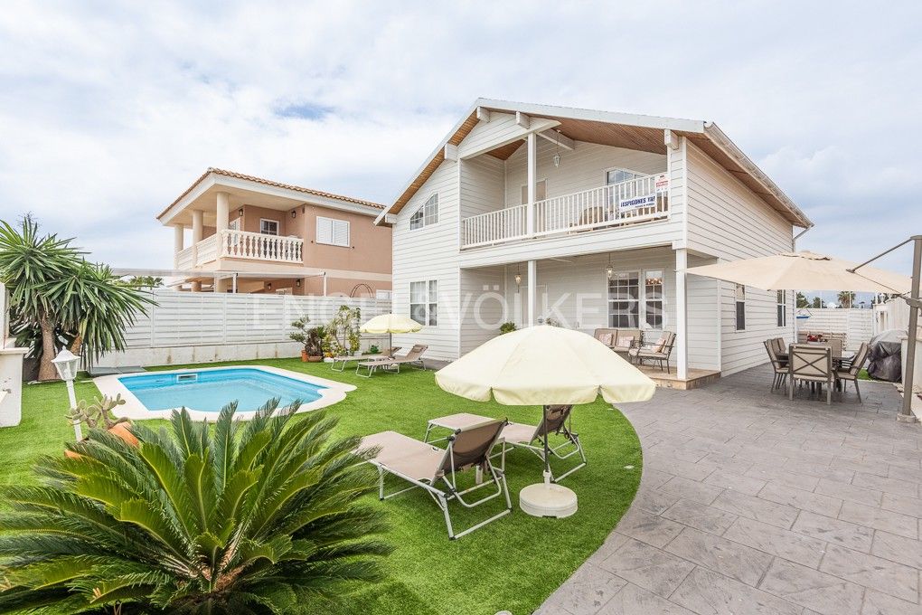Vista exterior de Casa o xalet en venda en Moncofa amb Aire condicionat, Calefacció i Jardí privat