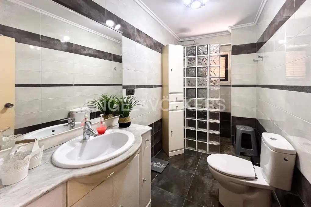 Baño de Ático de alquiler en Sueca con Aire acondicionado, Calefacción y Jardín privado