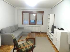 Sala de estar de Piso de alquiler en Gijón  con Calefacción, Parquet y Amueblado