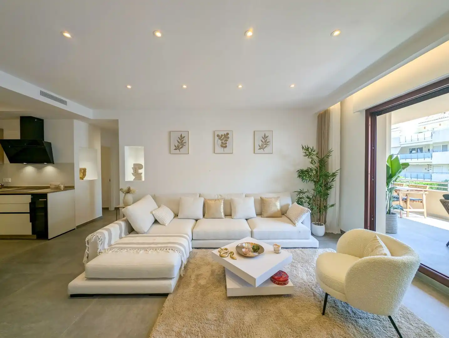 Sala d'estar de Pis en venda en Marbella amb Aire condicionat, Terrassa i Moblat