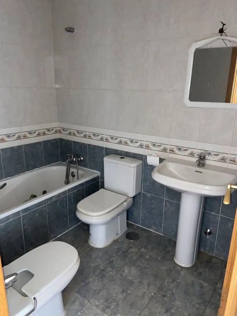 Baño de Casa adosada en venta en Villarrubia de los Ojos con Calefacción, Terraza y Trastero