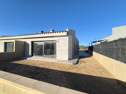 Vista exterior de Casa adosada en venda en Vila-sacra amb Calefacció i Terrassa