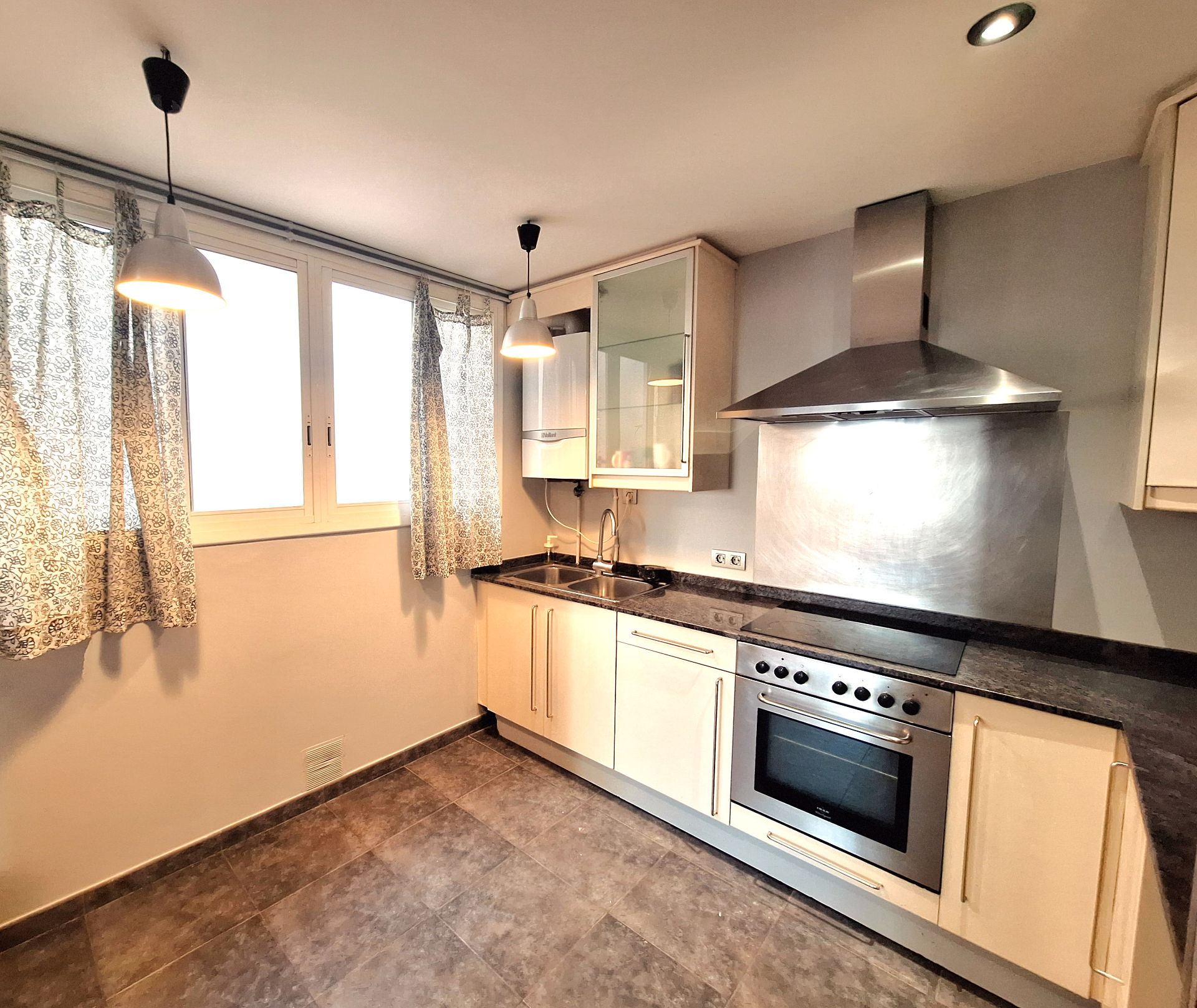 Cuina de Pis de lloguer en  Barcelona Capital amb Calefacció, Parquet i Forn