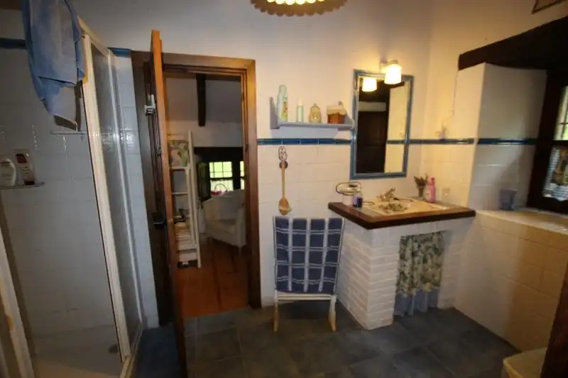 Baño de Casa o chalet en venta en Los Tojos  con Calefacción y Jardín privado