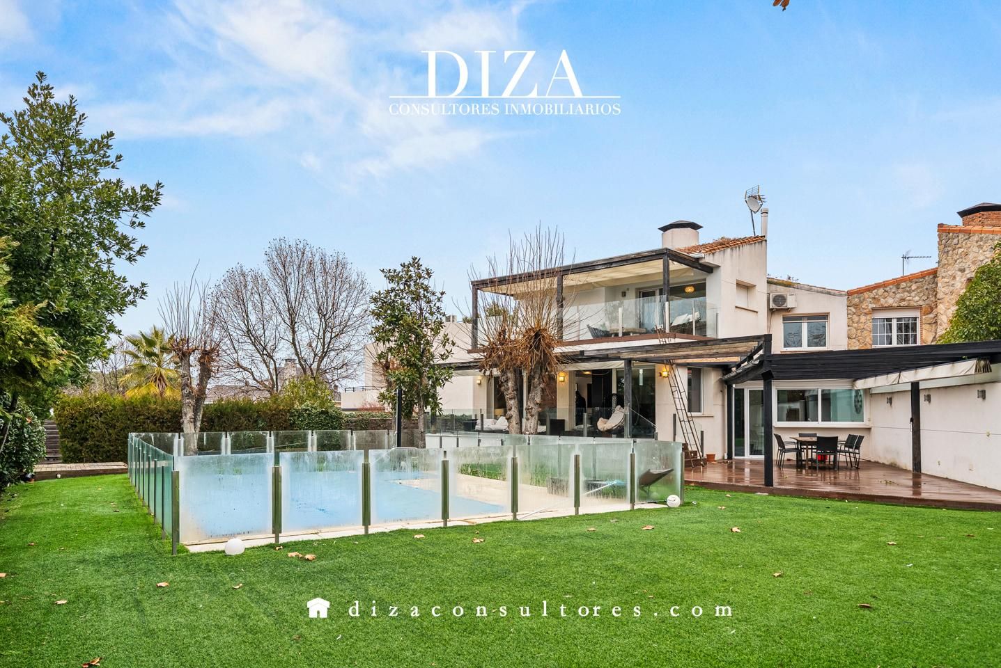 Exterior view of House or chalet for sale in Pozuelo de Alarcón  with Air Conditioner, Heating and Private garden