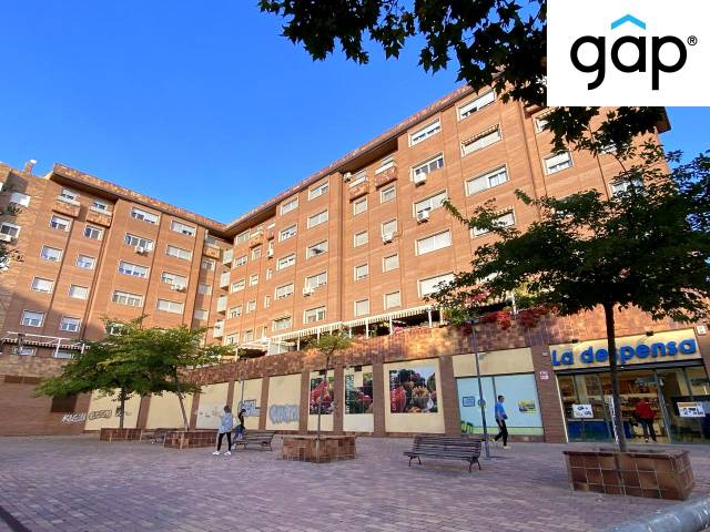 Piso en Alquiler en Huesas Del Vasallo en Reyes Católicos - Paseo San Antonio