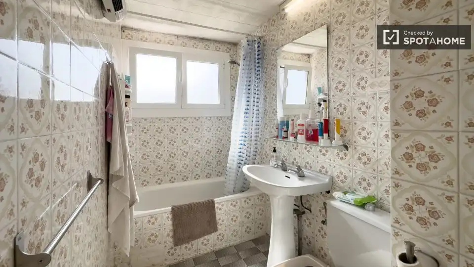 Room in La Verneda