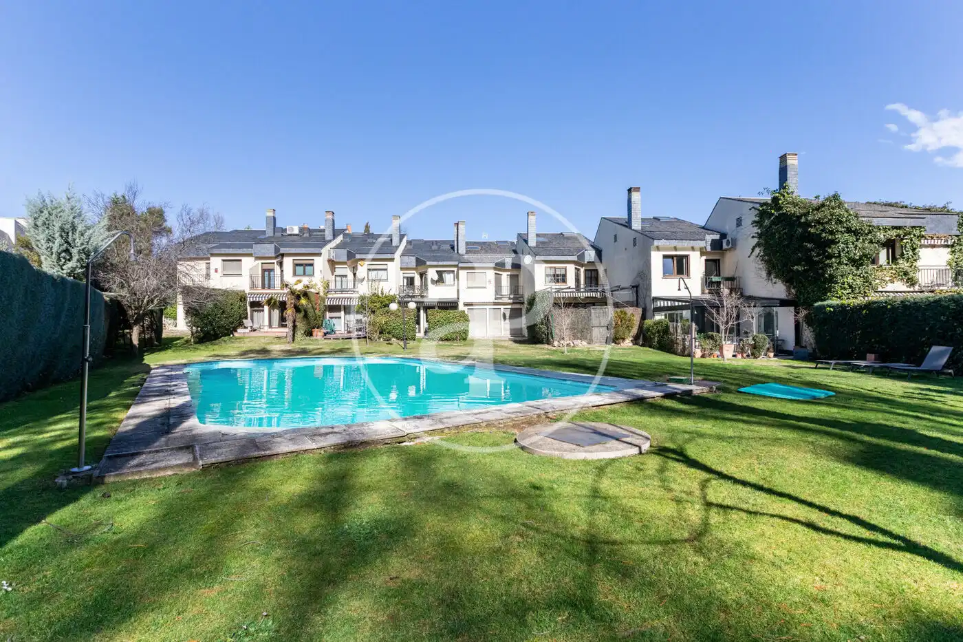 Vista exterior de Casa adosada en venta en La Moraleja con Aire acondicionado, Calefacción y Jardín privado