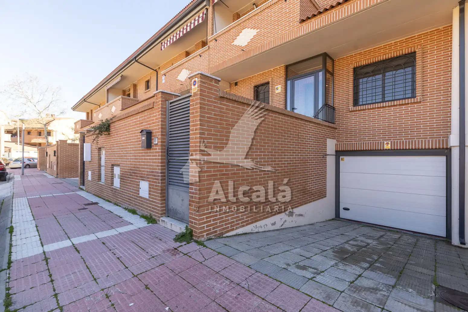Vista exterior de Casa o xalet en venda en Alcalá de Henares amb Aire condicionat, Calefacció i Jardí privat