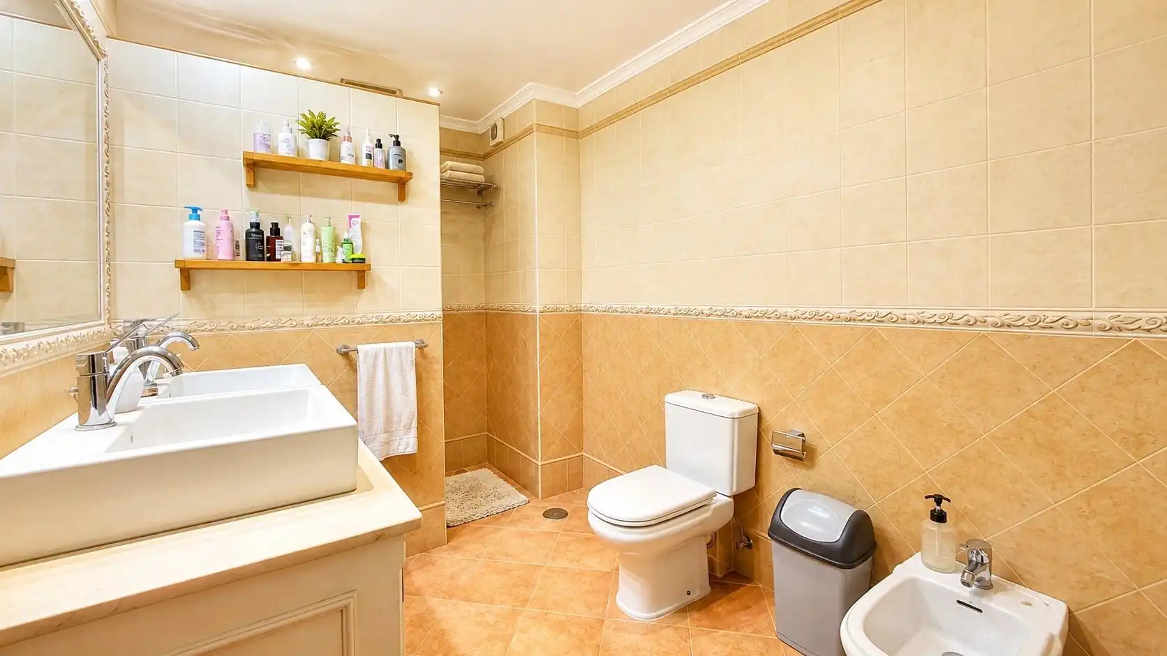 Badezimmer von Wohnungen zum Verkauf in Marbella mit Klimaanlage, Heizung und Terrasse