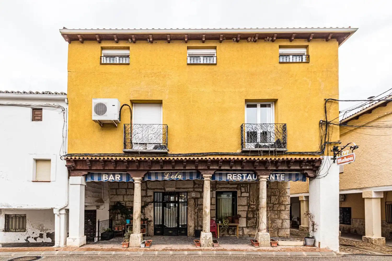 Exterior view of Houses for sale in Fuentelencina  with Air Conditioner and Storage room