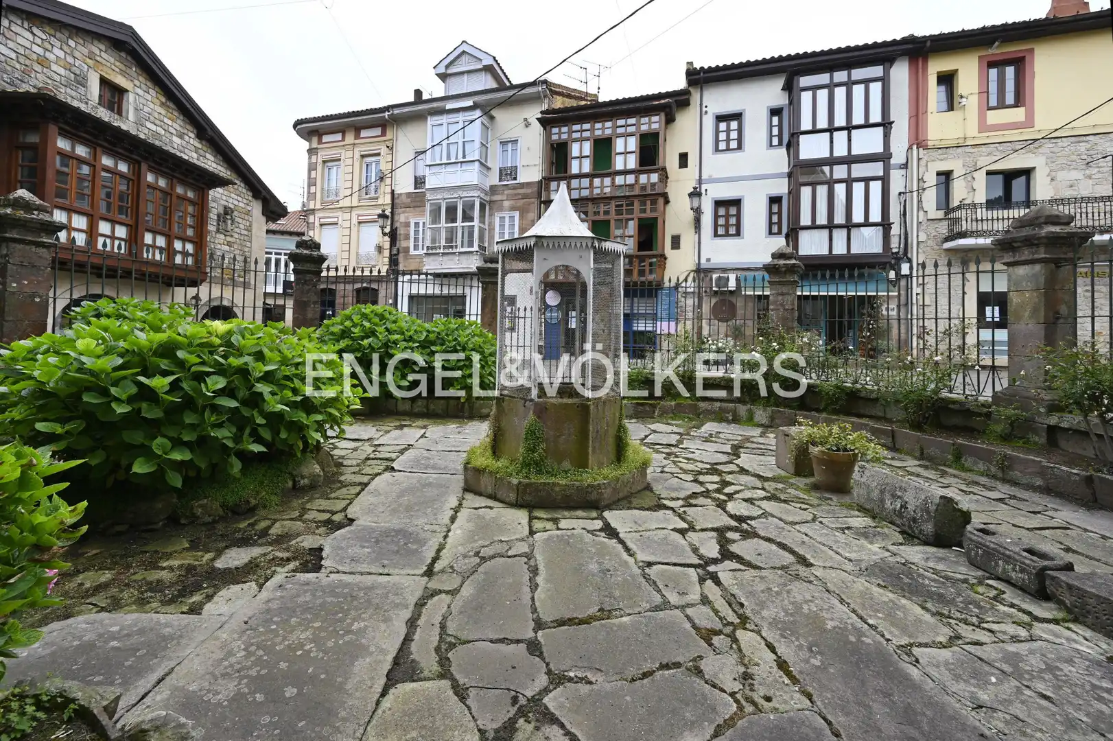 Vista exterior de Casa o chalet en venta en Cabezón de la Sal con Calefacción y Jardín privado