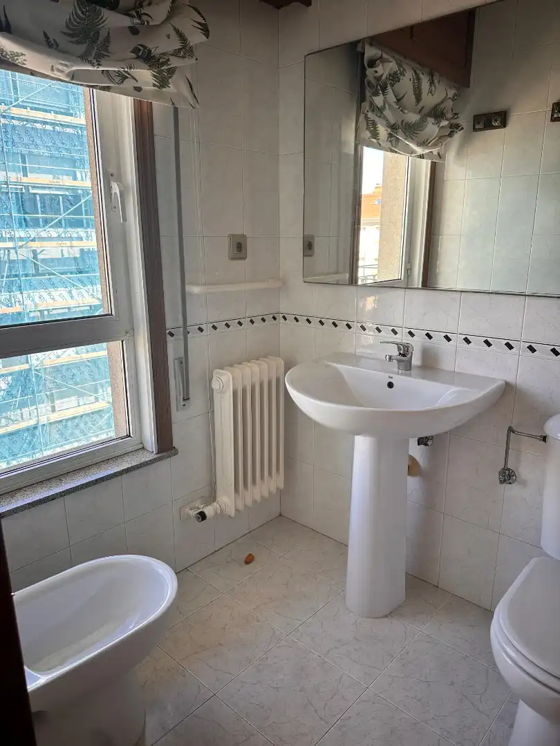 Bathroom of Duplexes for rent in Santiago de Compostela   with Heating, Parquet flooring and Oven