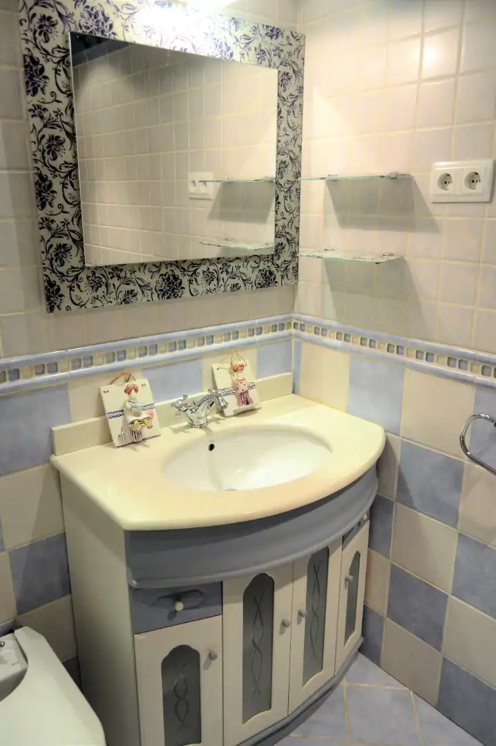 Bathroom of Attic for rent in Madrid  with Air Conditioner, Heating and Parquet flooring