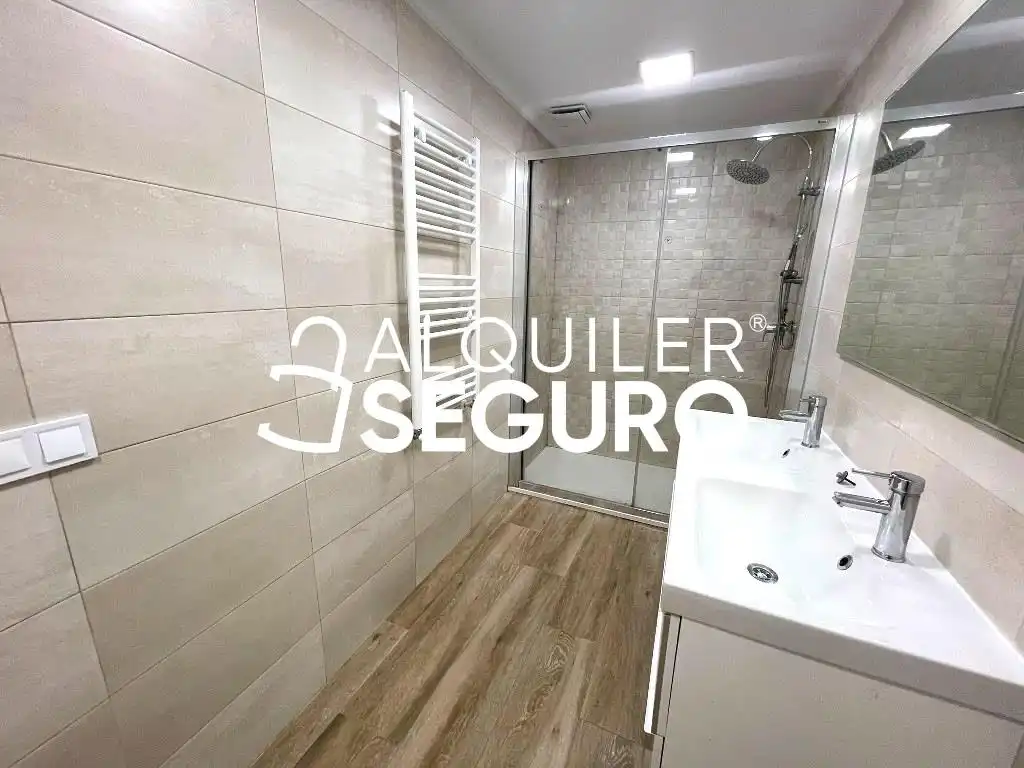 Badezimmer von Wohnung zur Miete in Madrid mit Klimaanlage und Heizung