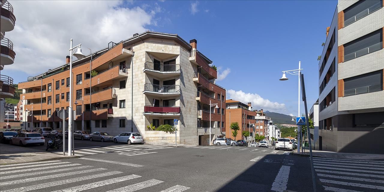 Vista exterior de Planta baixa en venda en Castro-Urdiales amb Terrassa i Piscina